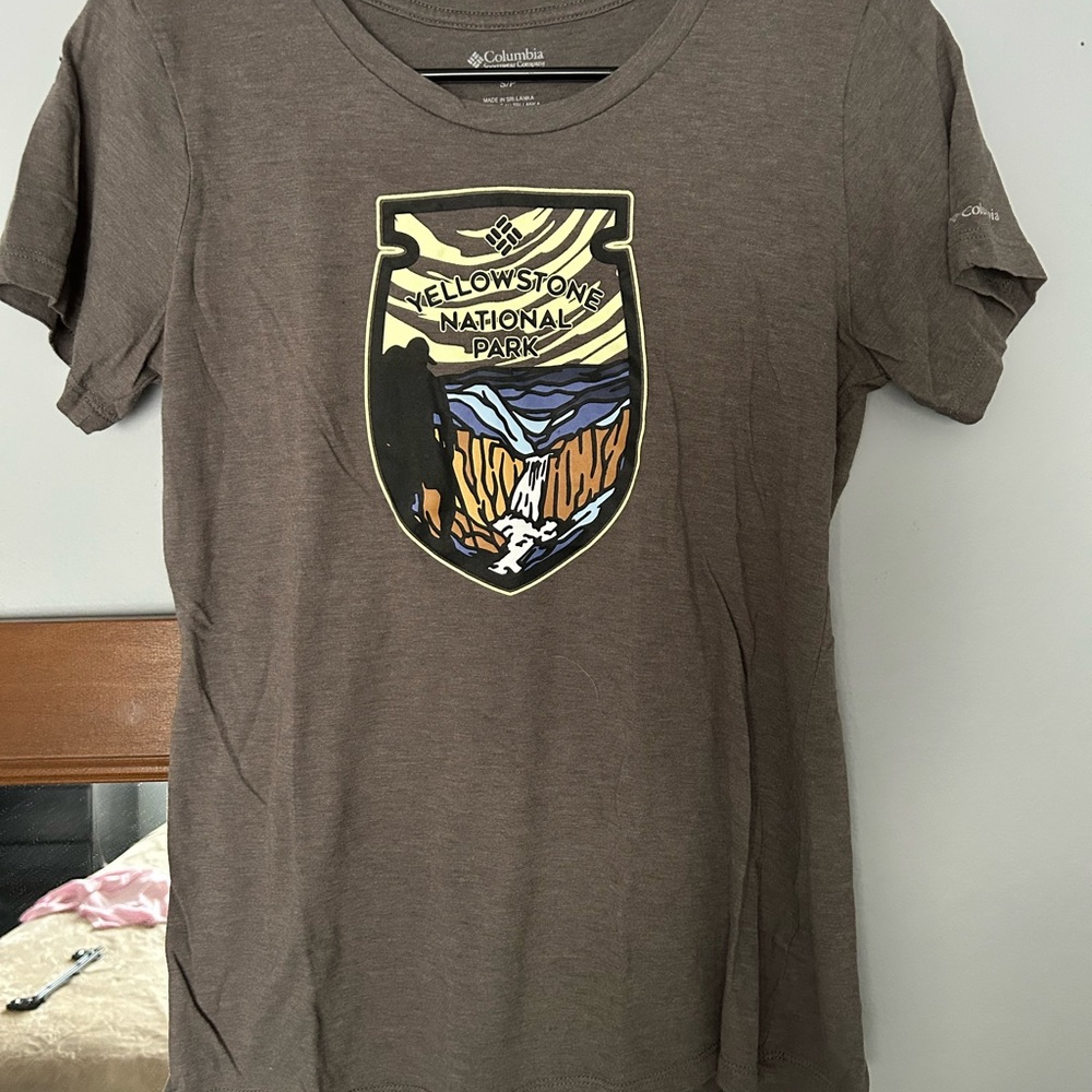 Columbia Grey Graphic T-Shirt with Yellowstone Design